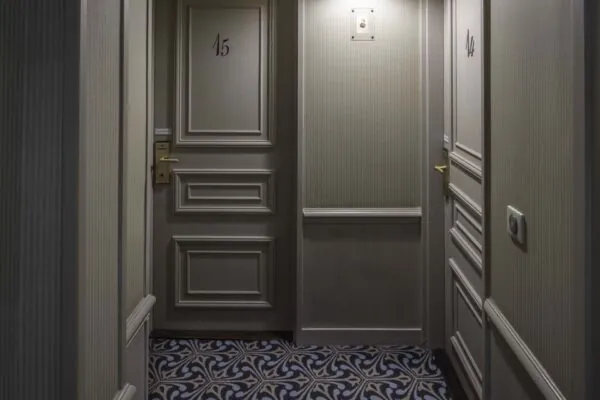Vue des couloirs de l’Hôtel Bradford Elysées