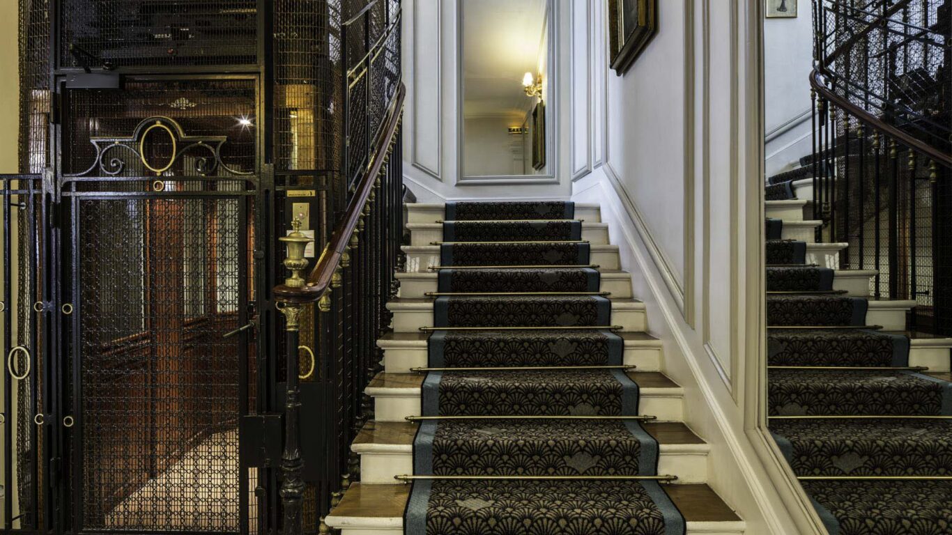 Vue des escaliers de l’Hôtel Bradford Elysées