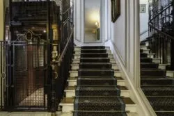 Vue des escaliers de l’Hôtel Bradford Elysées