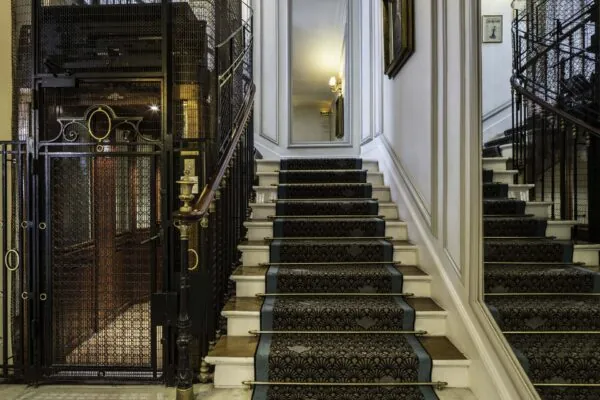 Vue des escaliers de l’Hôtel Bradford Elysées