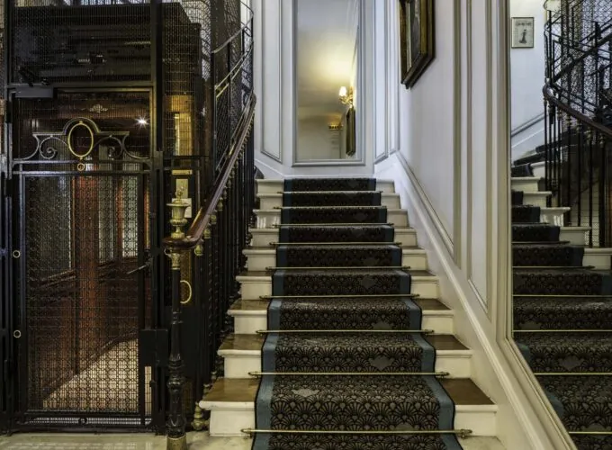 Vue des escaliers de l’Hôtel Bradford Elysées