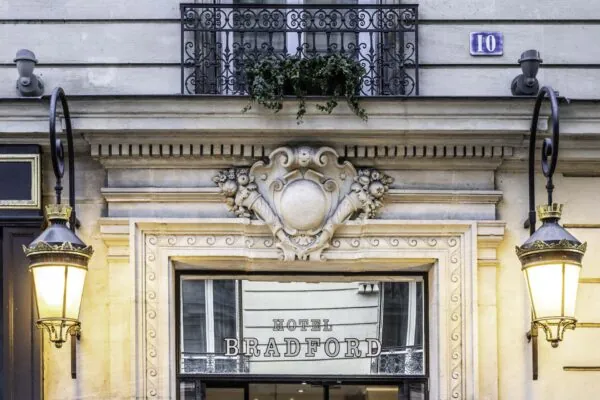 Vue extérieure de la façade de l’Hôtel Bradford Elysées 4 étoiles du groupe Astotel à Paris 8e arrondissement