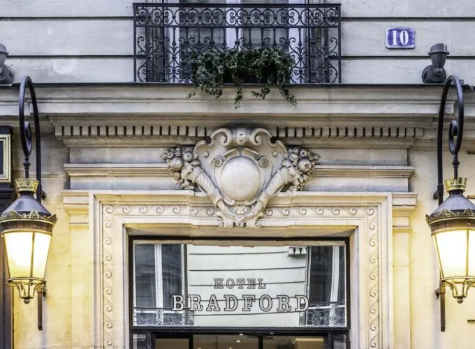 Vue extérieure de la façade de l’Hôtel Bradford Elysées 4 étoiles du groupe Astotel à Paris 8e arrondissement