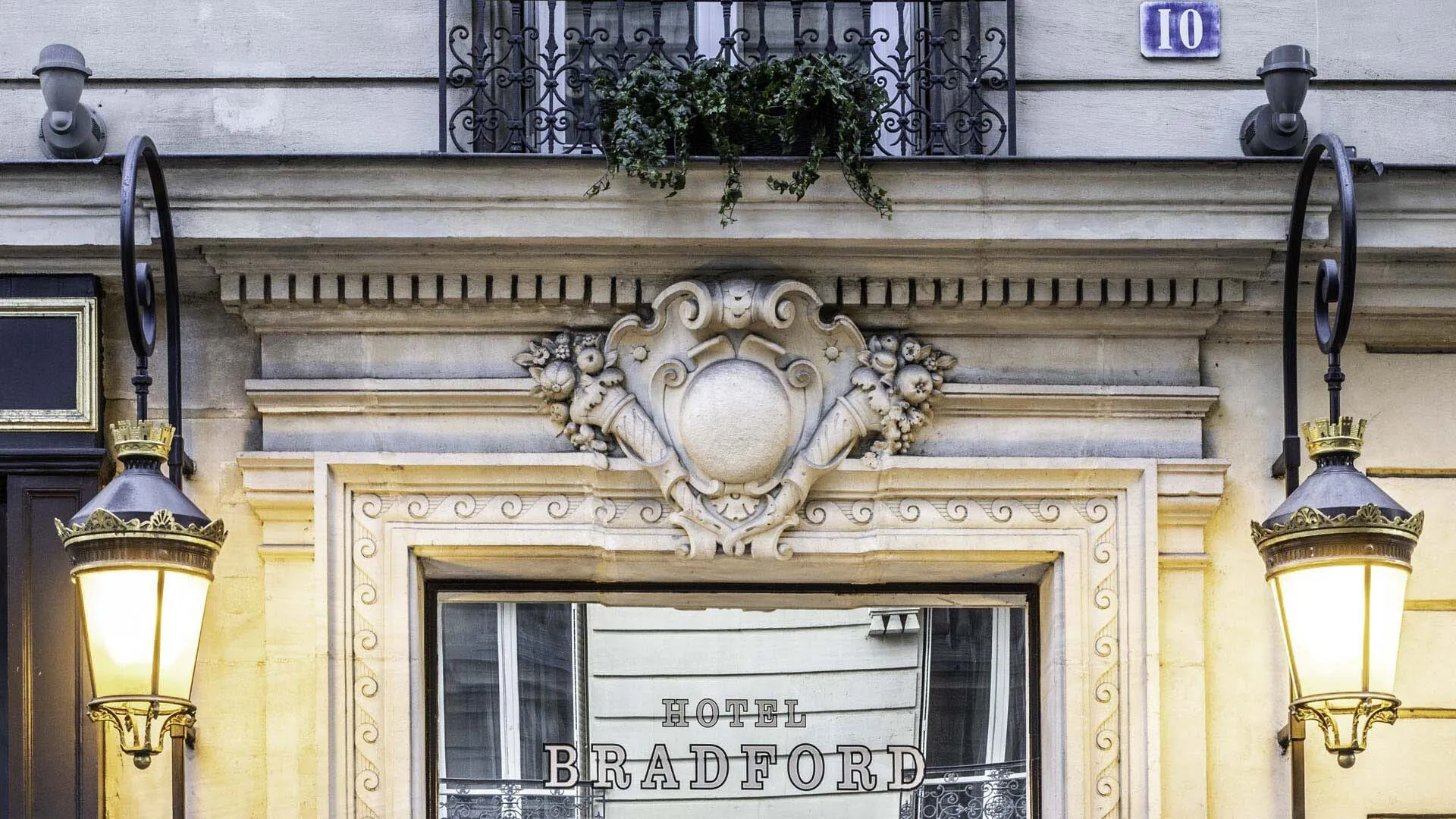Vue extérieure de la façade de l’Hôtel Bradford Elysées 4 étoiles du groupe Astotel à Paris 8e arrondissement
