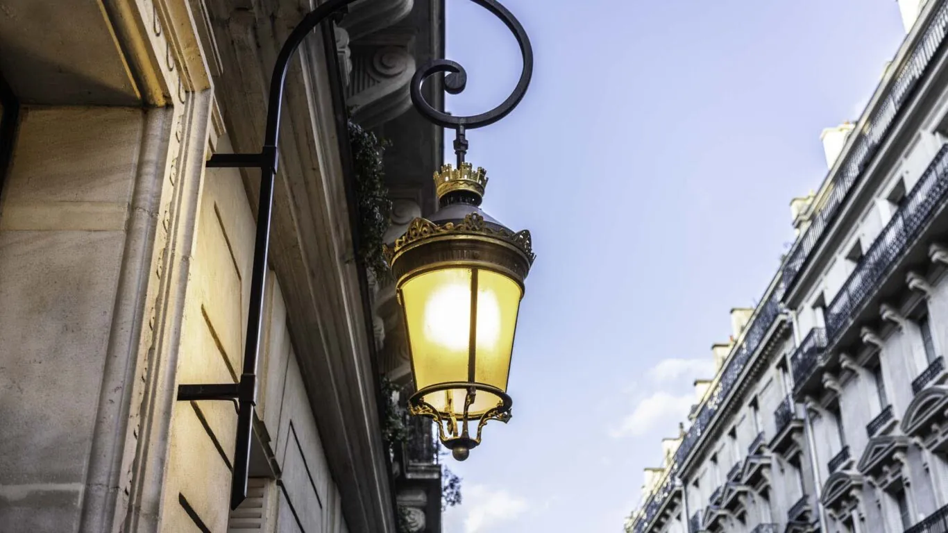 Vue extérieure de la façade de l’Hôtel Bradford Elysées 4 étoiles du groupe Astotel à Paris 8e arrondissement