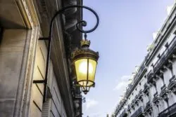 Vue extérieure de la façade de l’Hôtel Bradford Elysées 4 étoiles du groupe Astotel à Paris 8e arrondissement