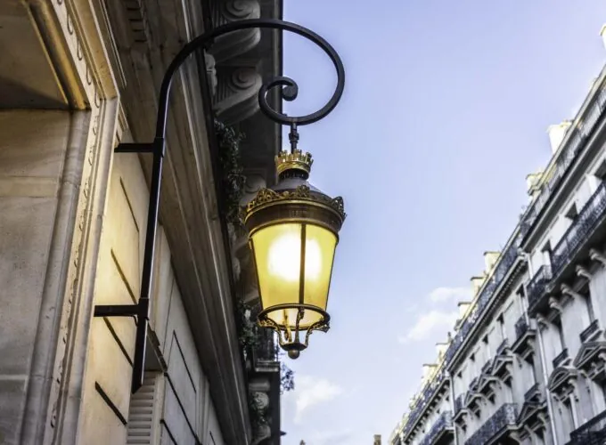 Vue extérieure de la façade de l’Hôtel Bradford Elysées 4 étoiles du groupe Astotel à Paris 8e arrondissement
