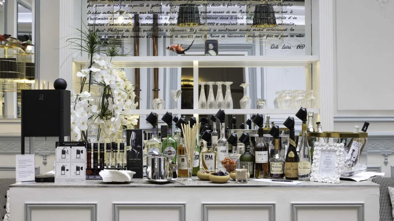 Vue du honesty bar de l’Hôtel Bradford Elysées 4 étoiles à Paris