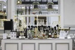 Vue du honesty bar de l’Hôtel Bradford Elysées 4 étoiles à Paris