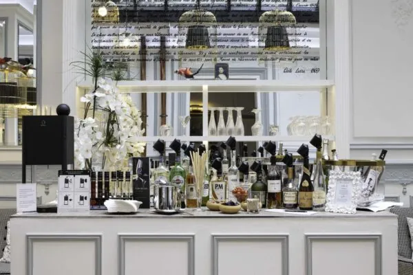 Vue du honesty bar de l’Hôtel Bradford Elysées 4 étoiles à Paris