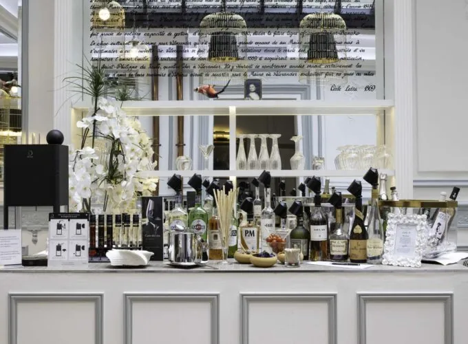 Vue du honesty bar de l’Hôtel Bradford Elysées 4 étoiles à Paris