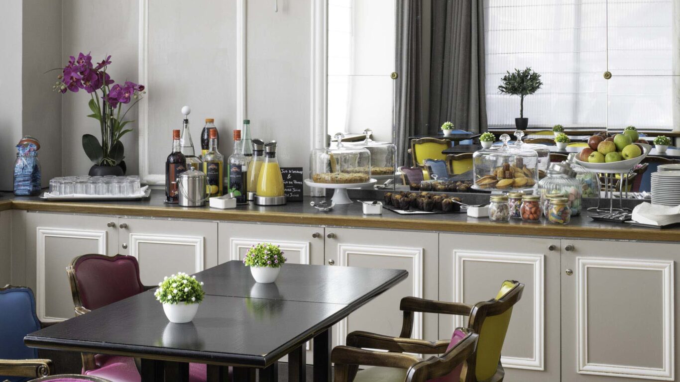 Boissons chaudes et froides ainsi que de délicieux snacks sont généreusement proposés pour votre confort et votre bien être