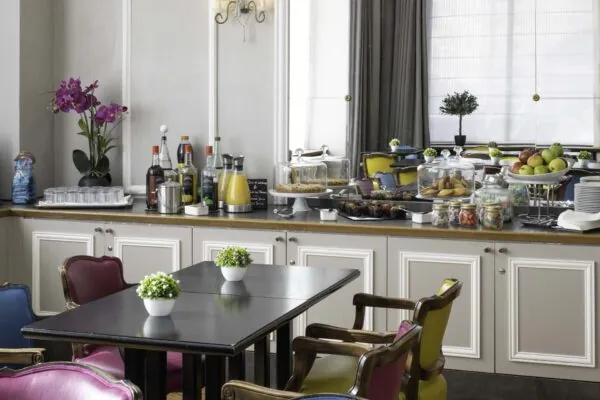 Boissons chaudes et froides ainsi que de délicieux snacks sont généreusement proposés pour votre confort et votre bien être