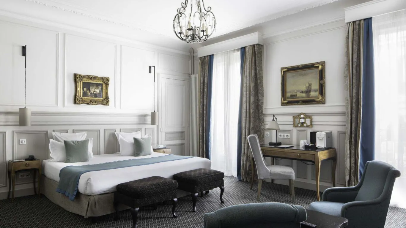 La Chambre Privilège idéale pour 1 2 ou 3 personnes offre luxe et confort pour un séjour exceptionnel Cette catégorie est la plus spacieuse à l’Hôtel Bradford Elysées