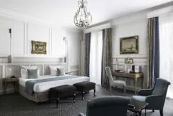 La Chambre Privilège idéale pour 1 2 ou 3 personnes offre luxe et confort pour un séjour exceptionnel Cette catégorie est la plus spacieuse à l’Hôtel Bradford Elysées