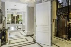 Vue de l’espace réception de l’Hôtel Bradford Elysées 4 étoiles à Paris