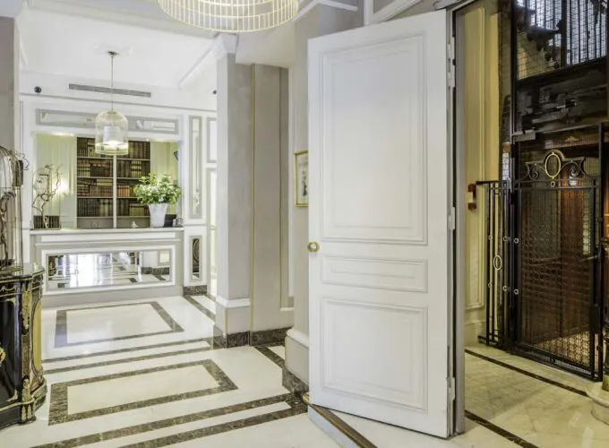 Vue de l’espace réception de l’Hôtel Bradford Elysées 4 étoiles à Paris