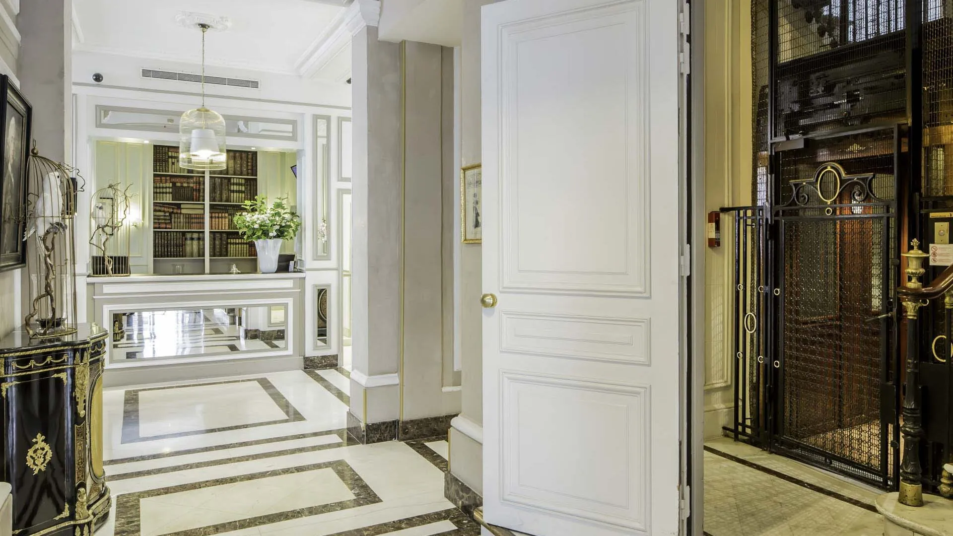 Vue du lobby de l’Hôtel Bradford Elysées 4 étoiles à Paris