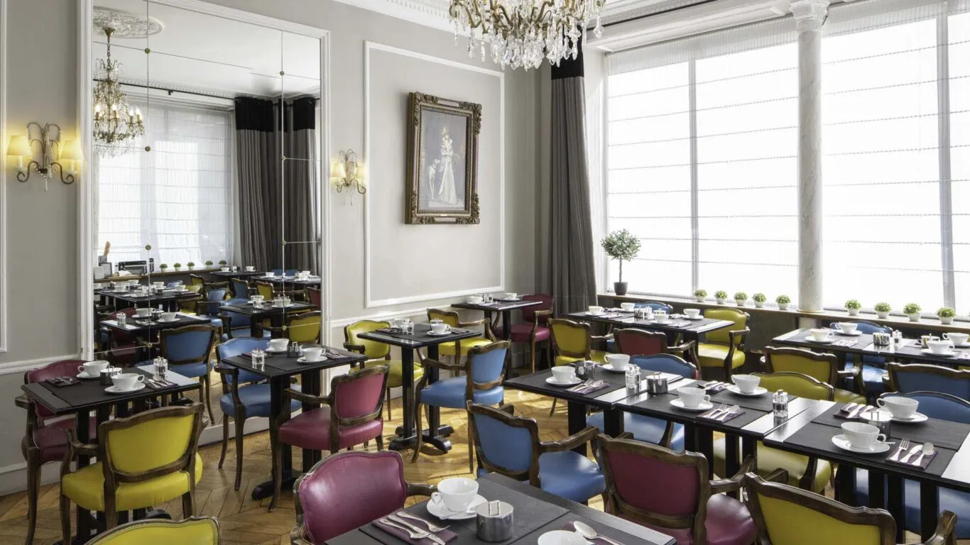 La salle du petit déjeuner de l’Hôtel Bradford Elysées est un espace accueillant où les clients peuvent savourer un délicieux buffet avec un large choix
