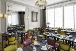 La salle du petit déjeuner de l’Hôtel Bradford Elysées est un espace accueillant où les clients peuvent savourer un délicieux buffet avec un large choix