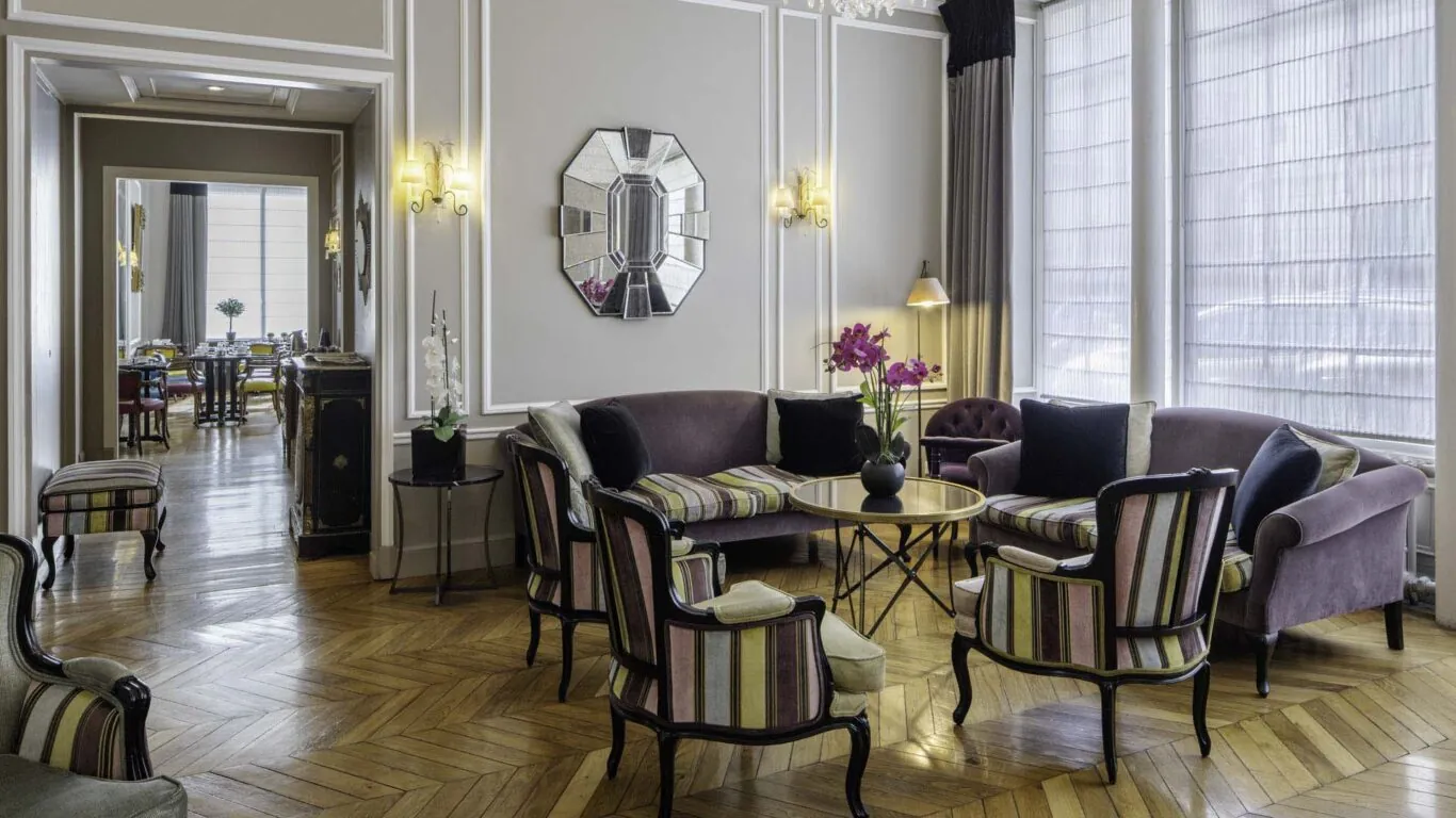 Vue du lobby de l’Hôtel Bradford Elysées 4 étoiles à Paris