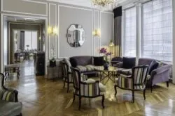 Vue du lobby de l’Hôtel Bradford Elysées 4 étoiles à Paris