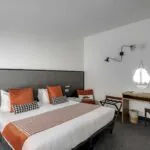 Appartement avec un lit et un bureau à l’hôtel George