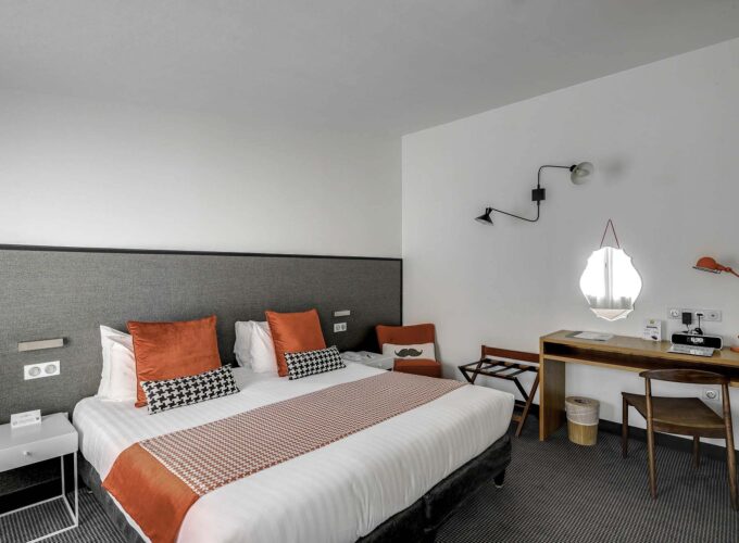 Appartement avec un lit et un bureau à l’hôtel George