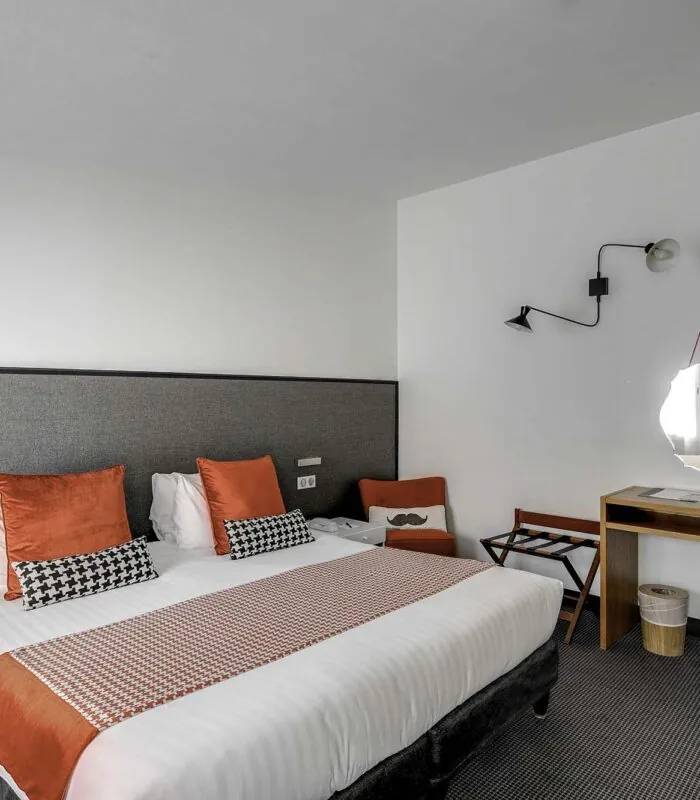 Appartement avec un lit et un bureau à l’hôtel George