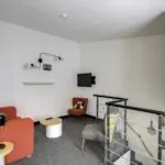 Appartement coin de chambre avec un singe sur une chaise à l’hôtel George