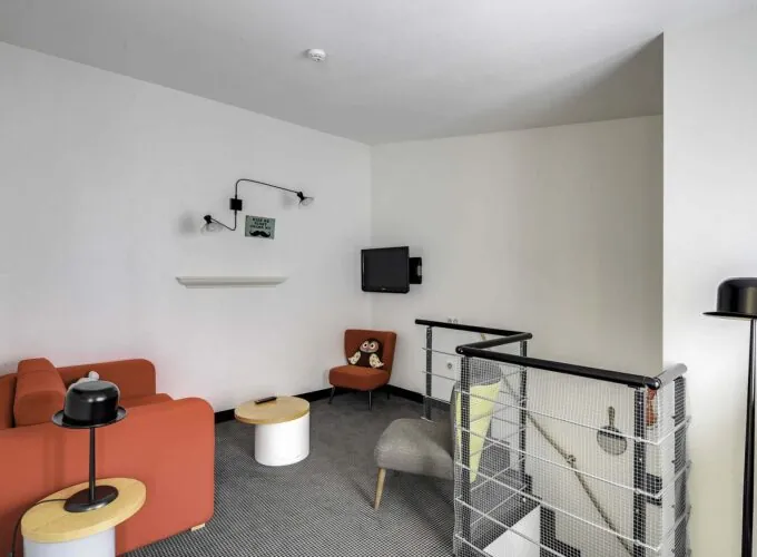 Appartement coin de chambre avec un singe sur une chaise à l’hôtel George