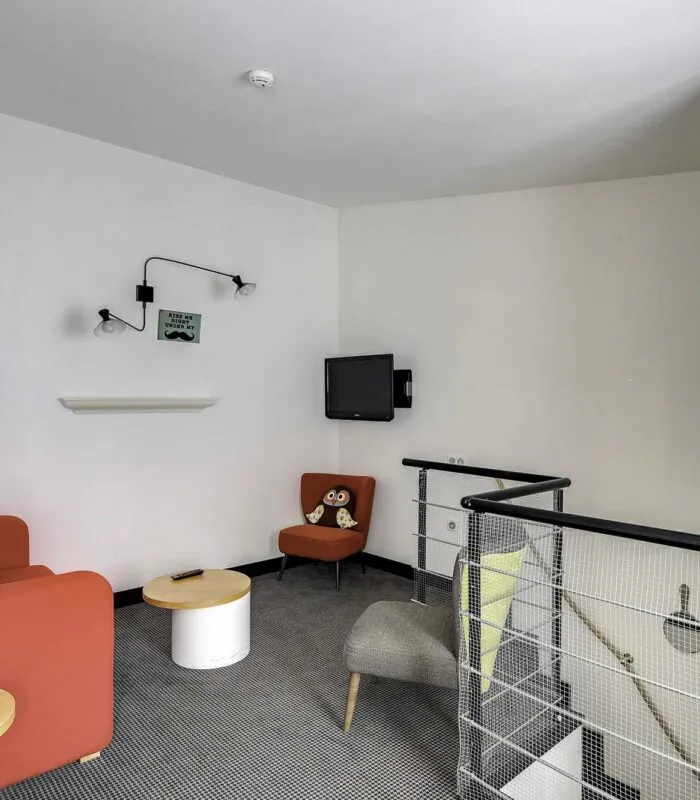 Appartement coin de chambre avec un singe sur une chaise à l’hôtel George