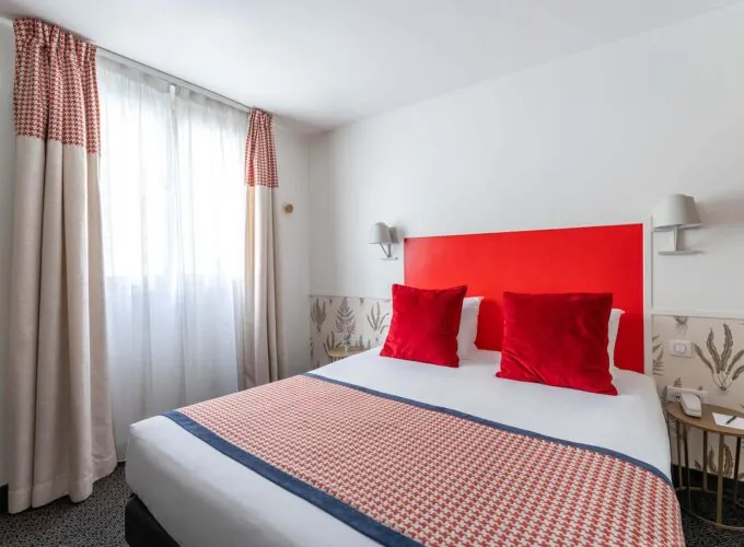 Chambre Communicante avec une tête de lit rouge et des oreillers rouges à l’hôtel George