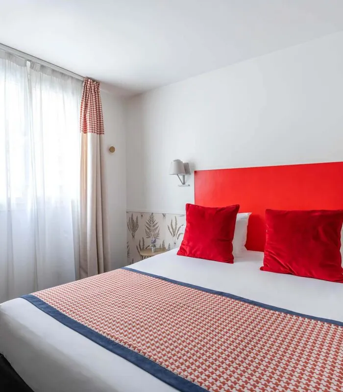 Chambre Communicante avec une tête de lit rouge et des oreillers rouges à l’hôtel George