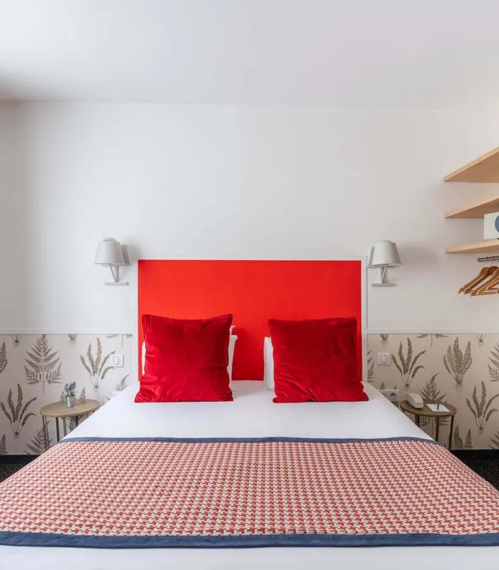 Chambre Communicante avec une tête de lit rouge et des oreillers rouges à l’hôtel George