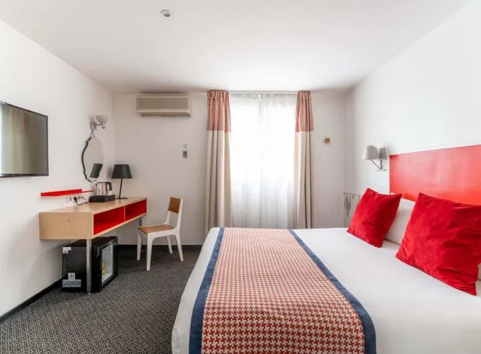 Chambre Communicante avec une tête de lit rouge et des oreillers rouges à l’hôtel George