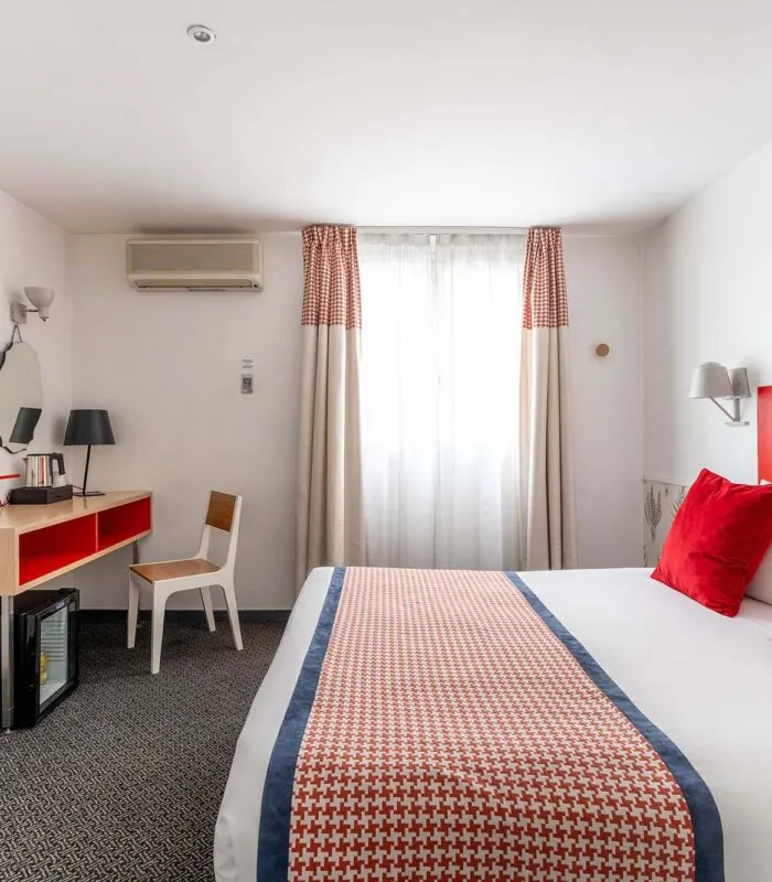 Chambre Communicante avec une tête de lit rouge et des oreillers rouges à l’hôtel George