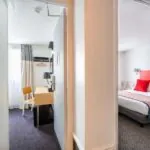 Chambre Communicante à l’hôtel George avec un lit et un bureau