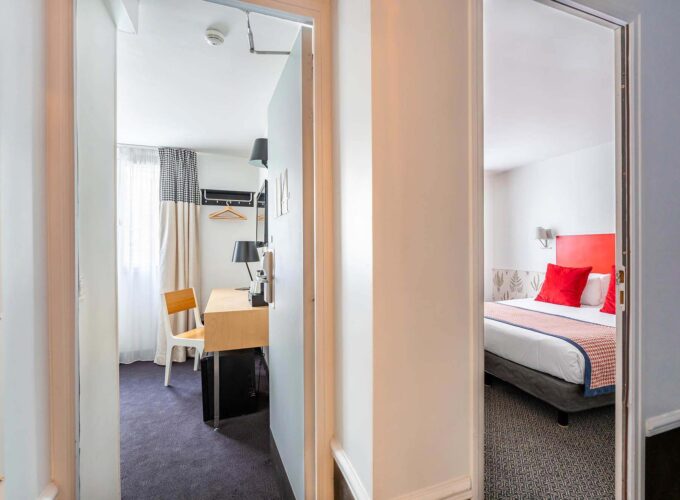 Chambre Communicante à l’hôtel George avec un lit et un bureau