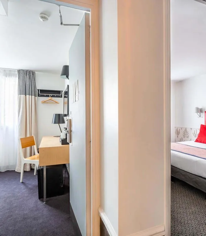 Chambre Communicante à l’hôtel George avec un lit et un bureau