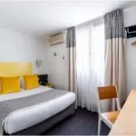 Chambre Communicante à l’hôtel George avec un lit et un bureau