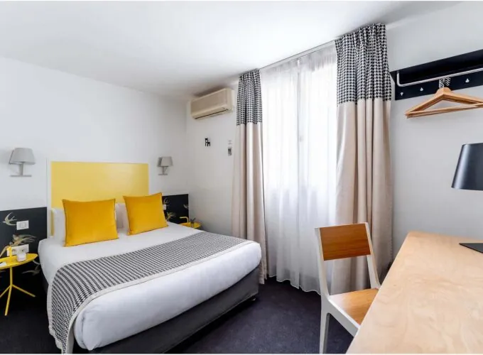 Chambre Communicante à l’hôtel George avec un lit et un bureau