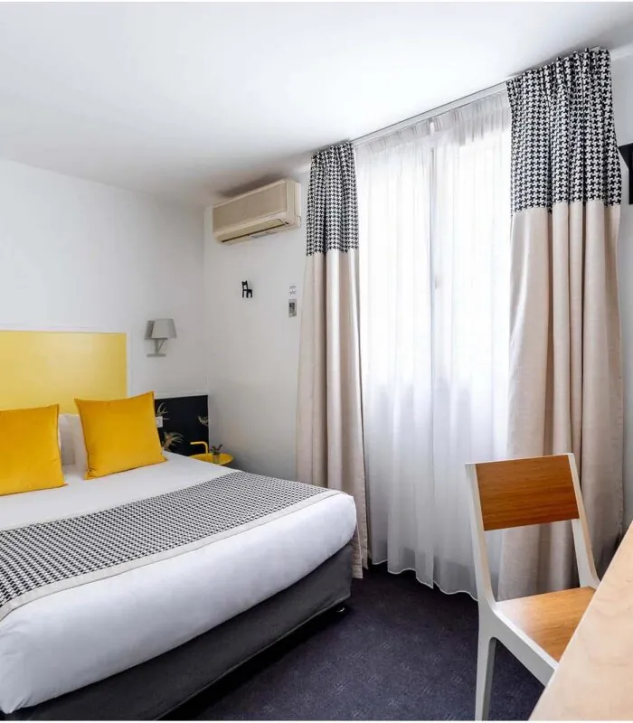 Chambre Communicante à l’hôtel George avec un lit et un bureau