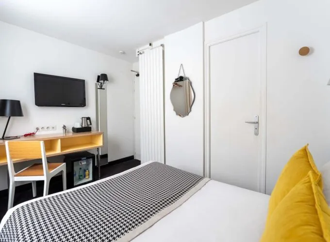 Chambre Communicante avec un lit, un bureau et une télévision à écran plat à l’hôtel George