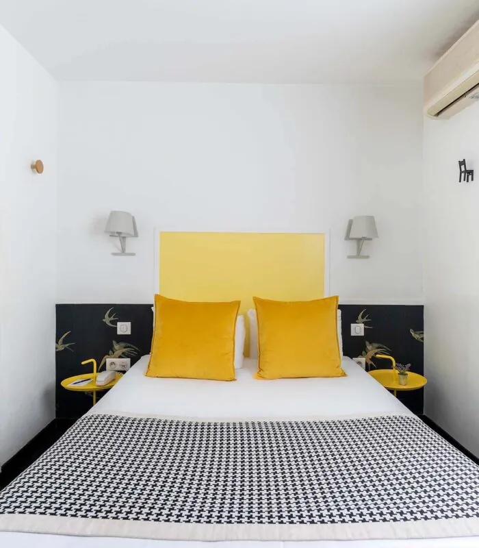 Chambre Communicante petite chambre avec une tête de lit jaune et des oreillers jaunes à l’hôtel George