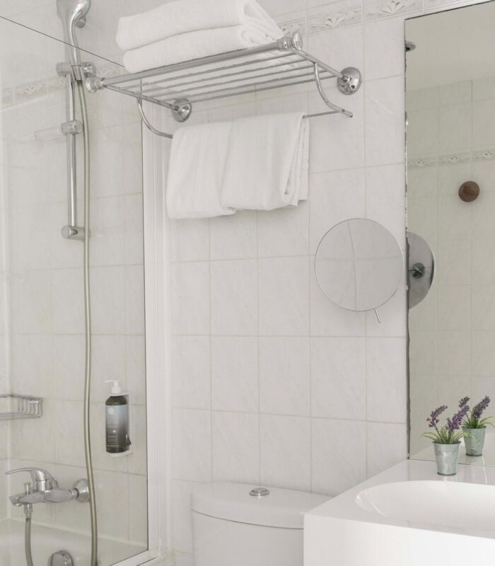 Chambre Communicante salle de bain avec un lavabo, des toilettes et un miroir à l’hôtel George