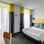 Chambre Double avec un lit et un bureau à l’Hôtel George