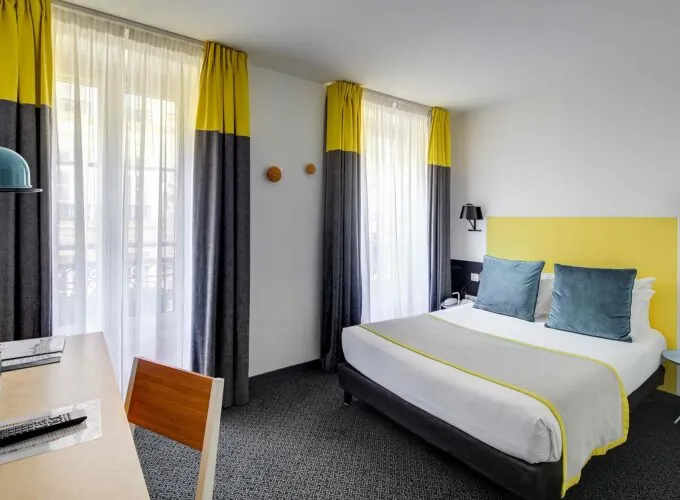 Chambre Double avec un lit et un bureau à l’Hôtel George