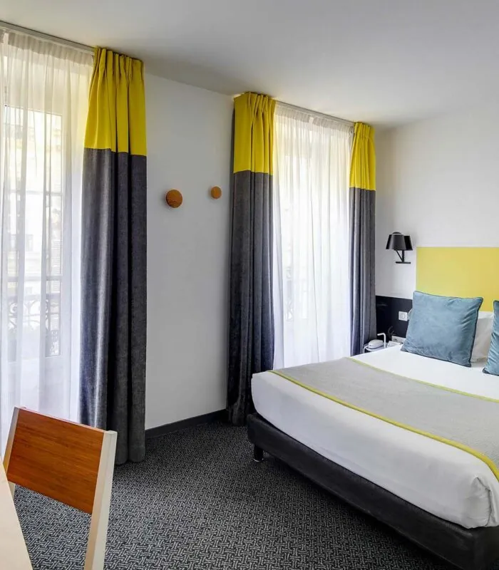 Chambre Double avec un lit et un bureau à l’Hôtel George