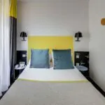 Chambre Double avec un lit et un bureau à l’Hôtel George